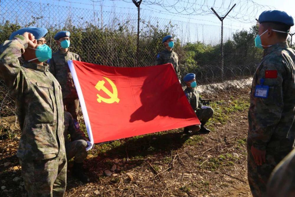 韩东君穿复古条纹西装参加活动，简约又不失经典，你喜欢这样的他吗？游戏画面